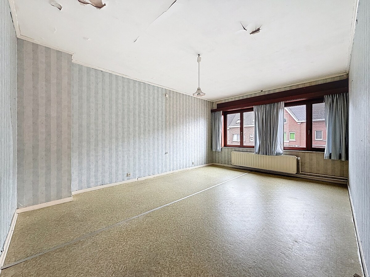 Op te frissen (gezins)woning met garage en tuin te Bevegem 