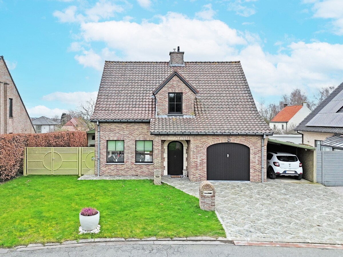 Ruime open bebouwing in landelijke stijl te Zottegem 