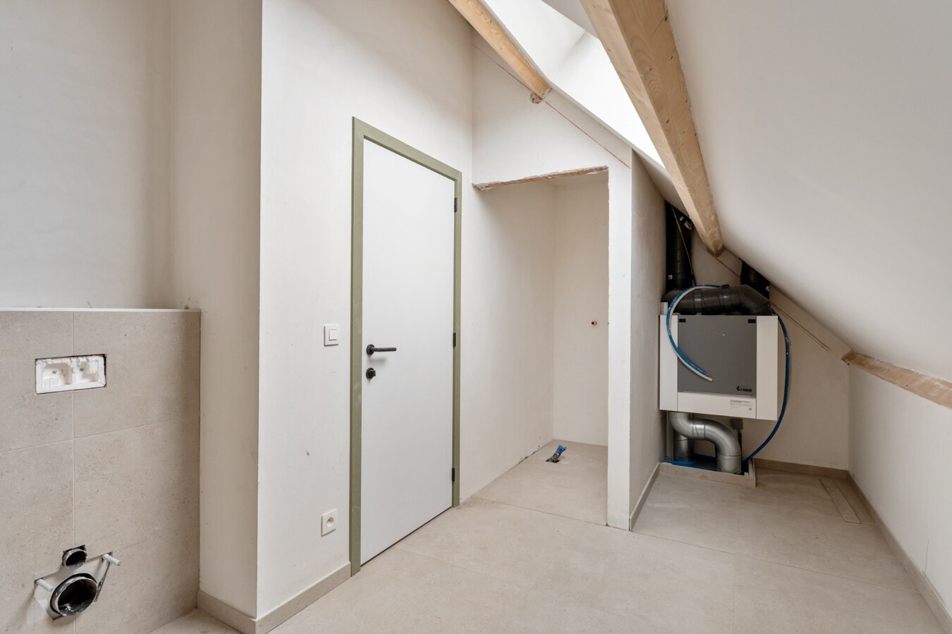 Exclusieve halfvrijstaande woning te koop na transformatie van bestaande hoeve naar 2 BEN-woningen! 