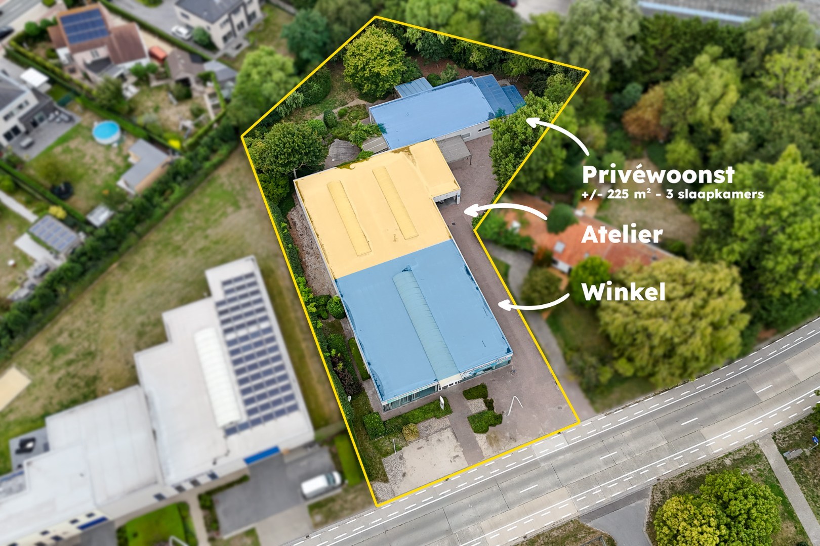 Winkelruimte met magazijn en woonst te Oostende 