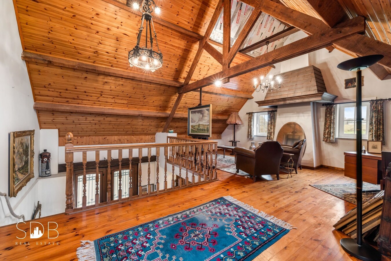 Authentieke hoeve met bijgebouwen met graslanden op circa 8.750m² 