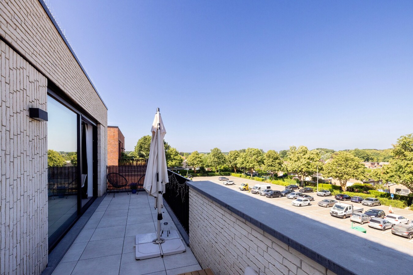 Instapklaar dakappartement met lift, 2 terrassen en parking 