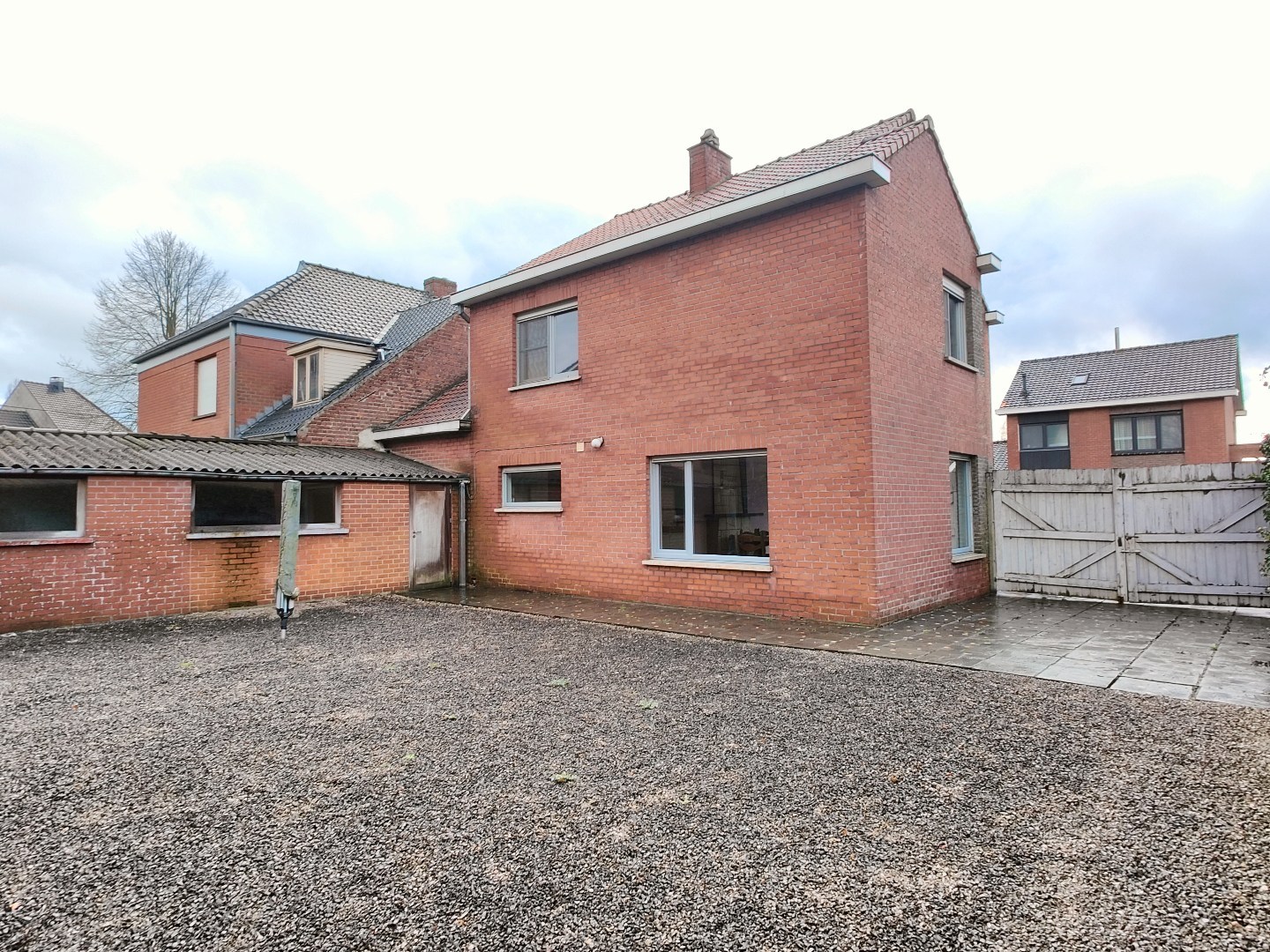 Halfopen woning met tuin en garage op 385 m² 