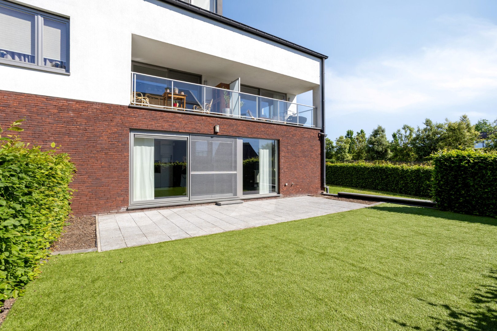 Instapklaar gelijkvloers appartement met groot terras, tuin en garagebox in Kumtich - EPC 104 KWH/m² 