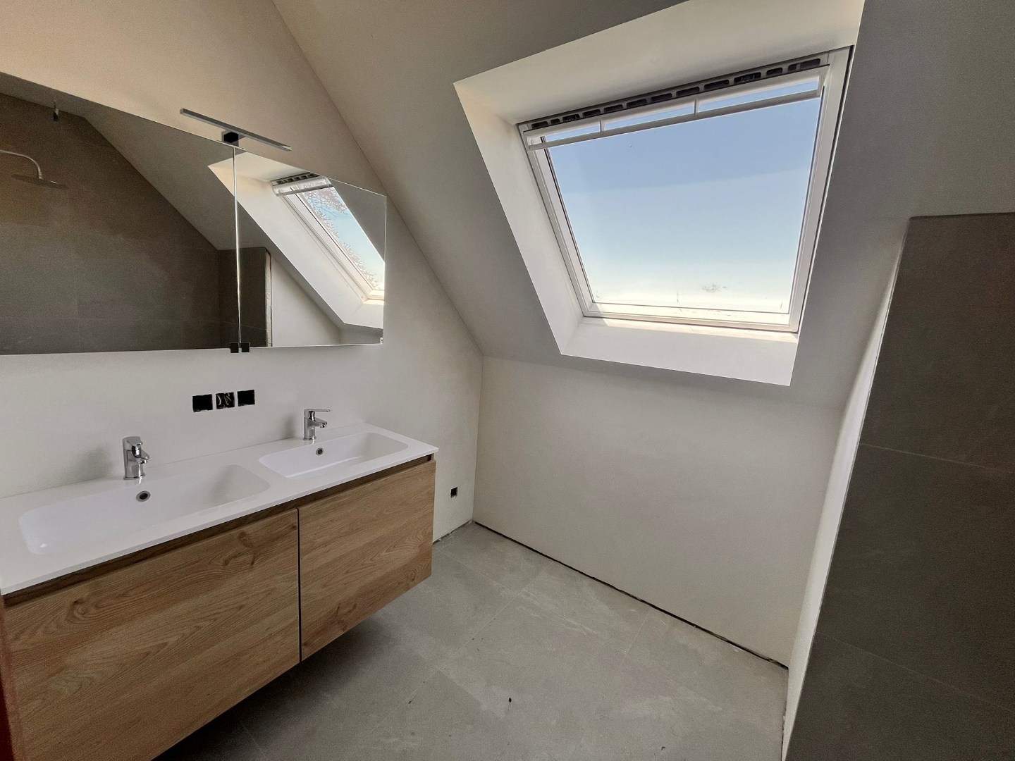 Afgewerkte woning met 3 slaapkamers &amp; ruim zonnig terras + autostaanplaats en berging 