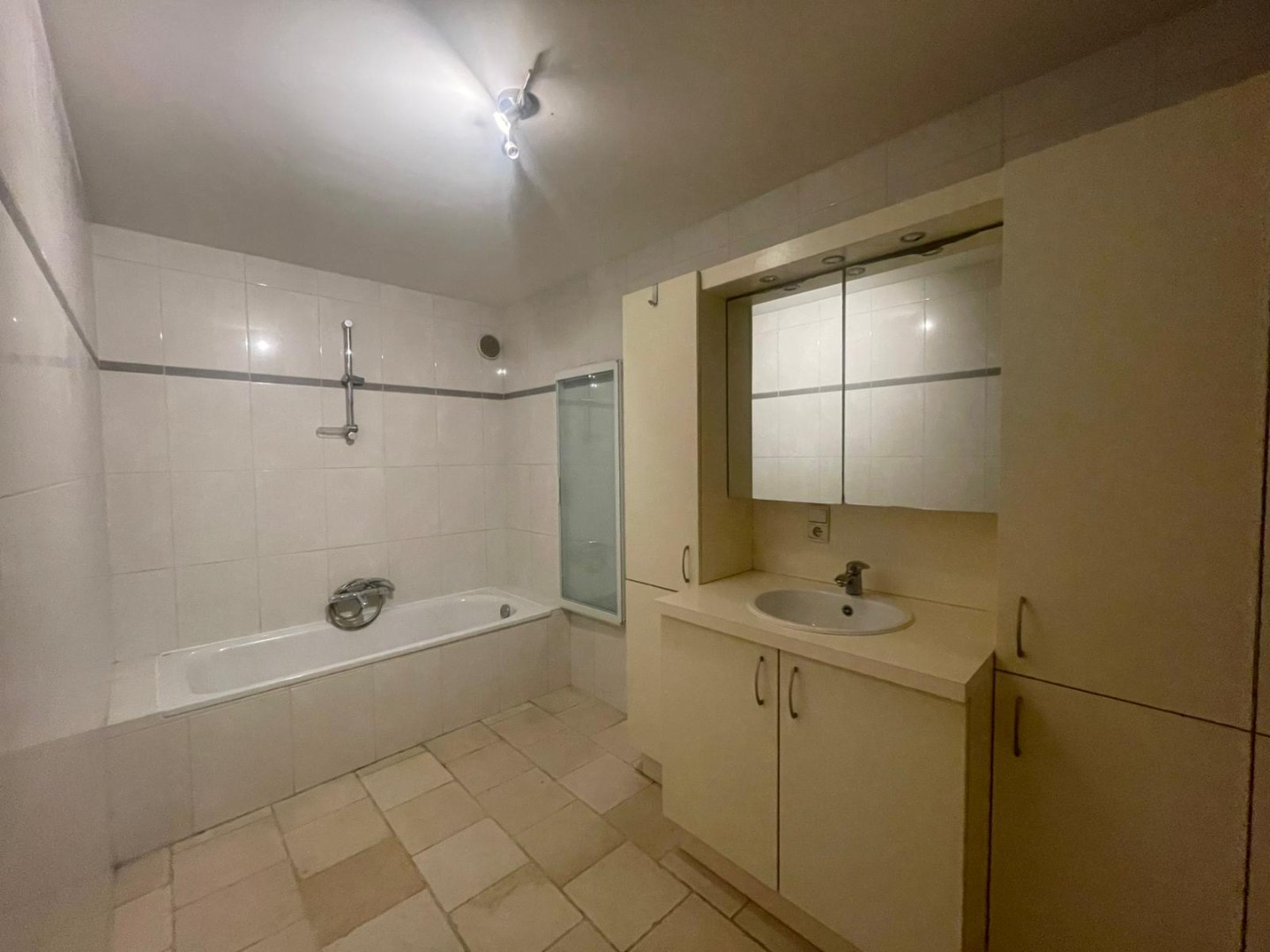 Gelijkvloersappartement te huur met twee slaapkamers en gezellig tuintje te Geel! 