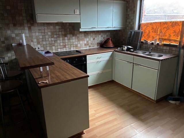 Handelspand met duplex appartement én investeringspotentieel te koop in het hart van Menen 