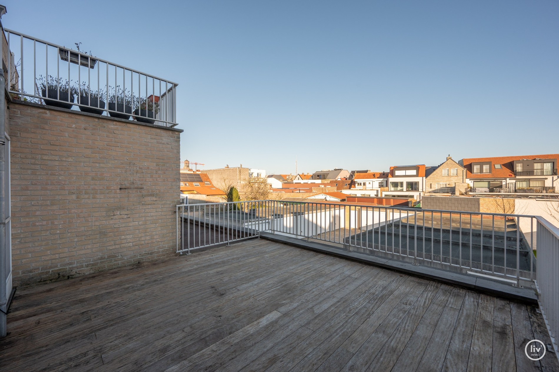 Centraal gelegen 2 slaapkamer appartement met ruime terrassen in een recent gebouwde residentie (met mog. tot aankoop van inpandige garage) 