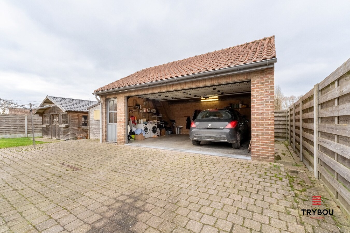 Instapklare gezinswoning met ruime tuin en dubbele garage in Poelkapelle 
