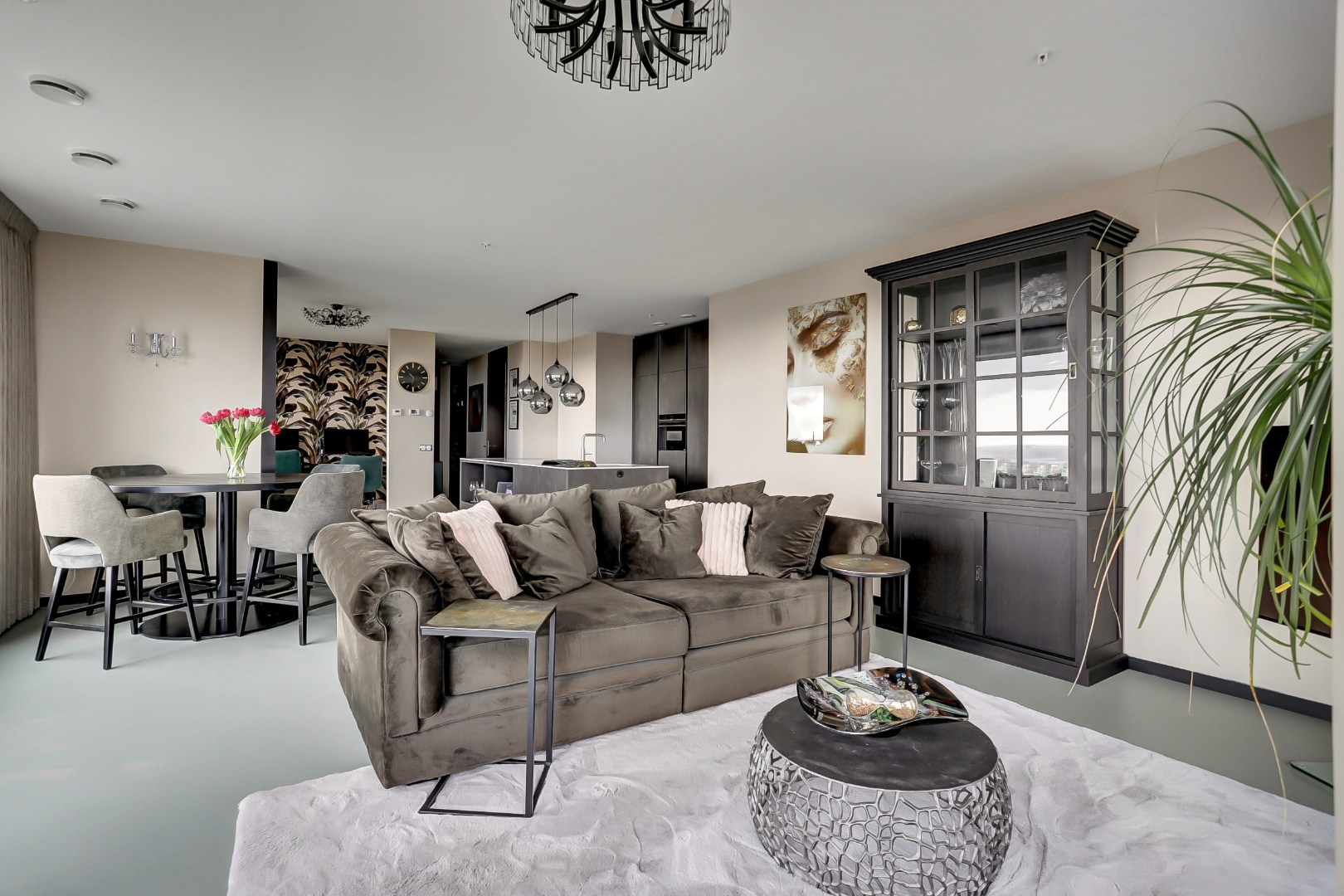 Ultiem luxe wonen in de iconische The CoolTower met spectaculair uitzicht, royaal terras (34 m²) en moderne afwerking in het bruisende hart van Rotterdam! 