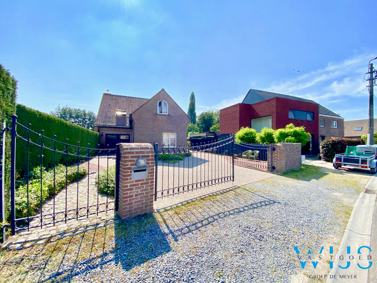 Instapklaar woonhuis met 4 slaapkamers op 936m² te Zelzate! 