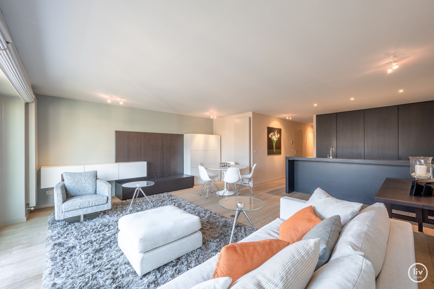 Meublé - Appartement récemment rénové et fini avec des matériaux de haute qualité comprenant 2 chambres à coucher et une largeur de façade de 6 mètres, idéalement situé à proximité de l'avenue Dumorti 