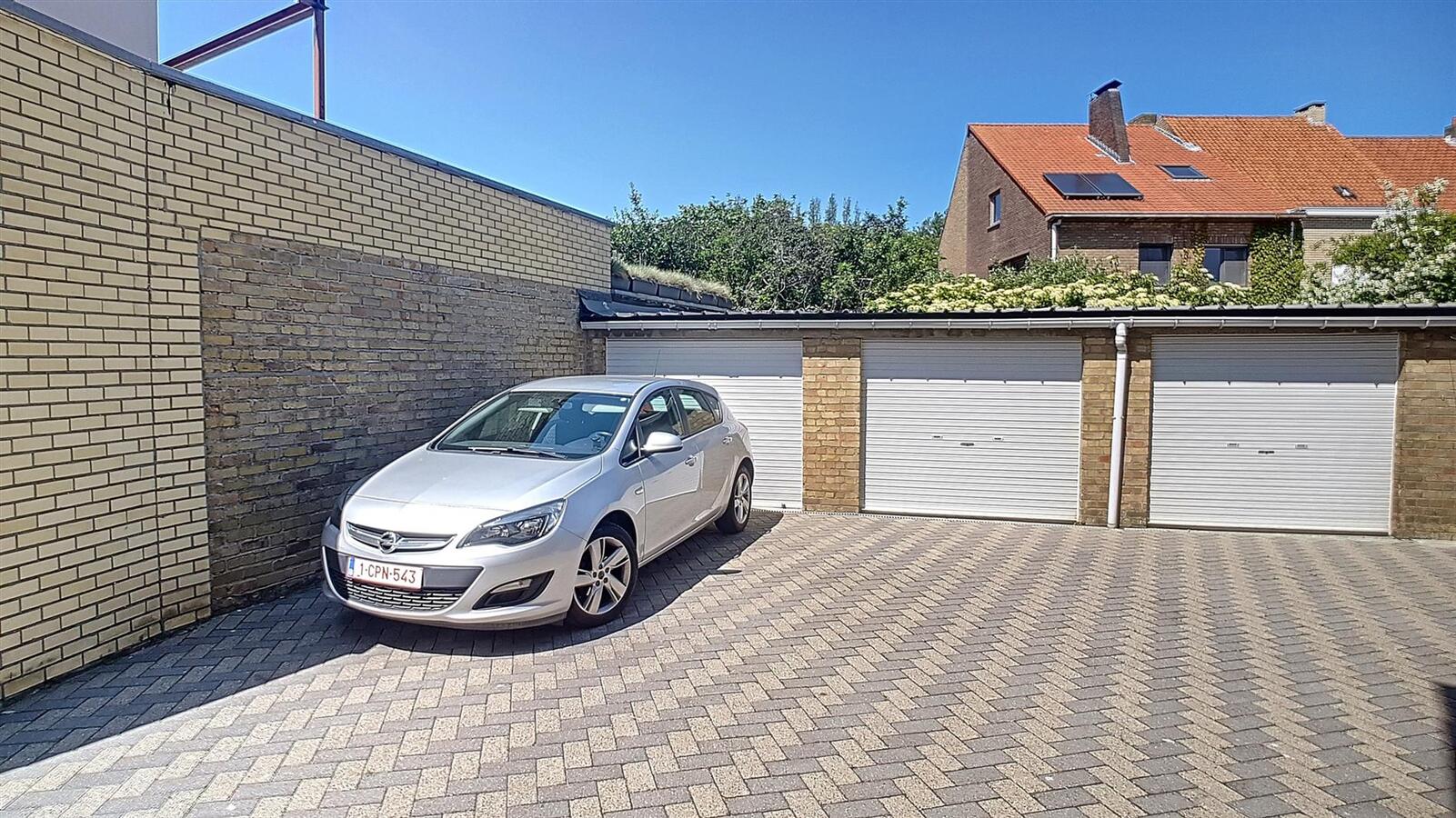 Klein garagecomplex in het centrum met drie garages - Heist 