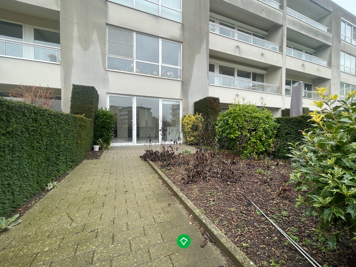 Gelijkvloers appartement met één slaapkamer, tuin en garage in centrum Roeselare 