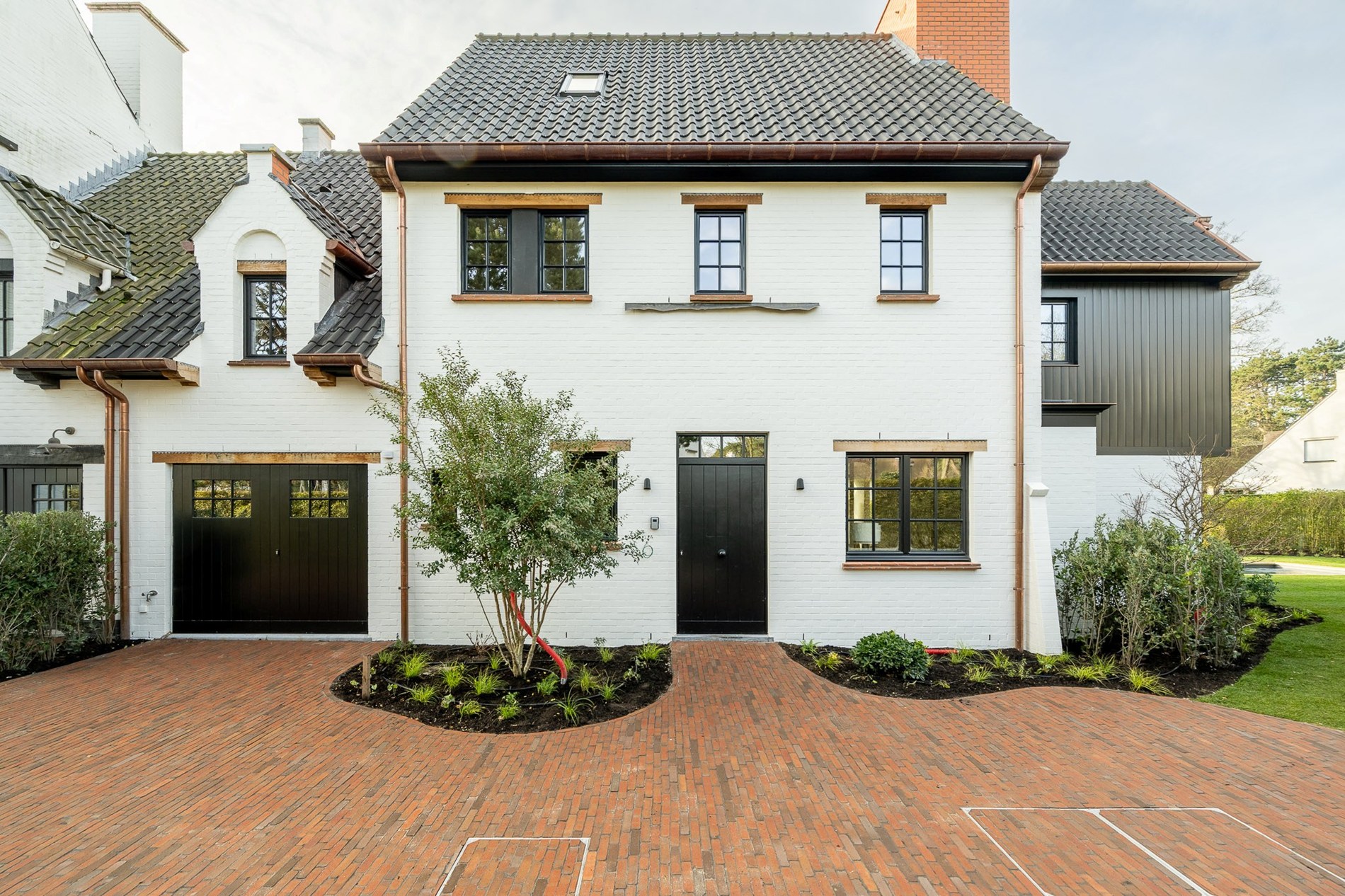 Luxueus gerenoveerde koppelvilla met zwembad in de Noordzeelaan te Knokke. 