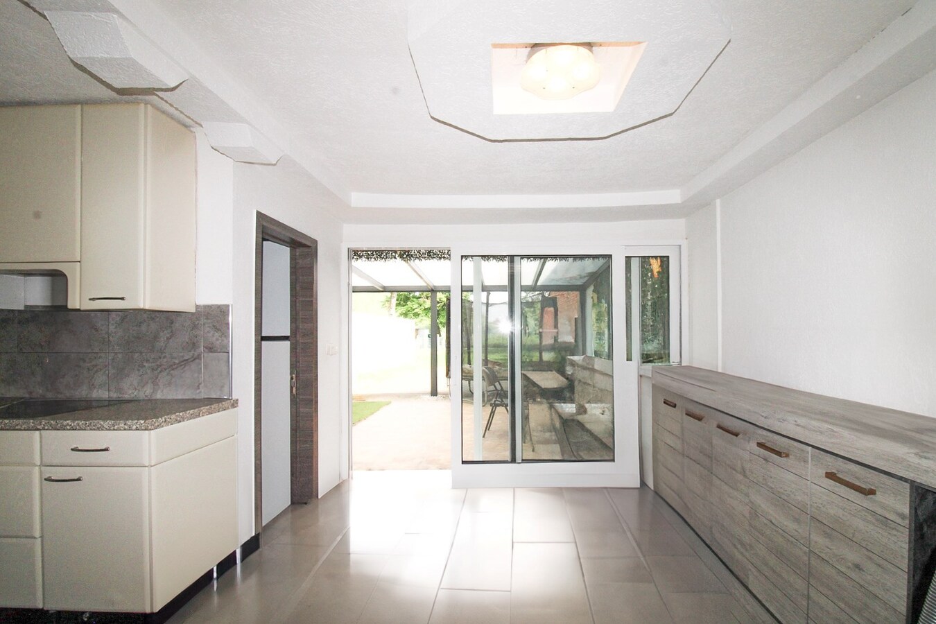 Verrassend ruime gezinswoning met energielabel B, vier slaapkamers en een uitgestrekte diepe tuin te koop in Sint-Niklaas! 