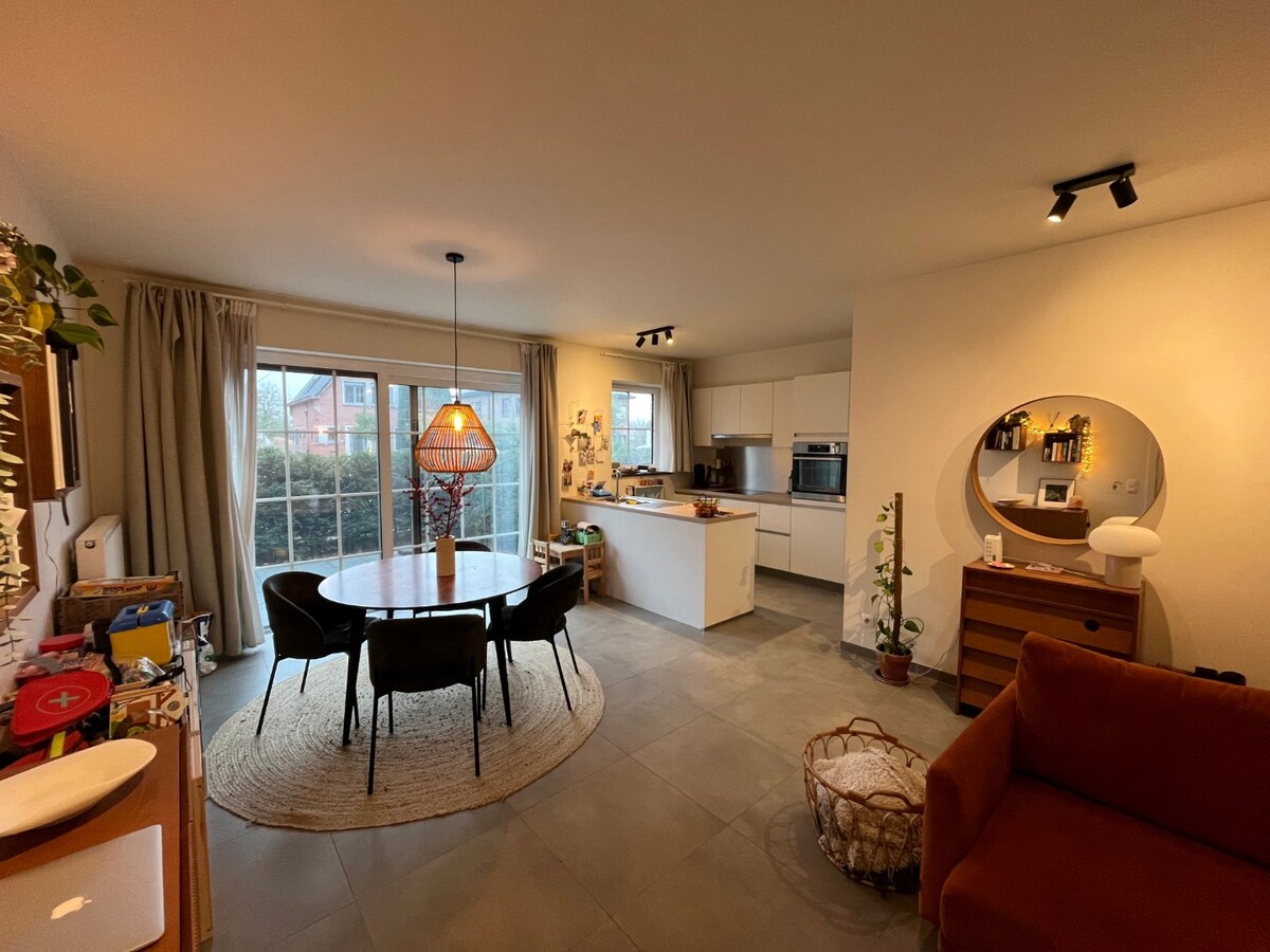 Recent, gelijkvloers 2-slpk-appartement 