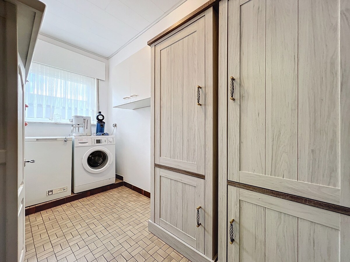 Instapklare en lichtrijke laagbouwwoning met garage te Kerksken 