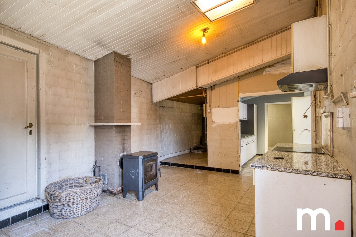 Charmante en ruime woning met grote tuin op 1.218 m² in het gezellige Lendelede met LOODS ! 