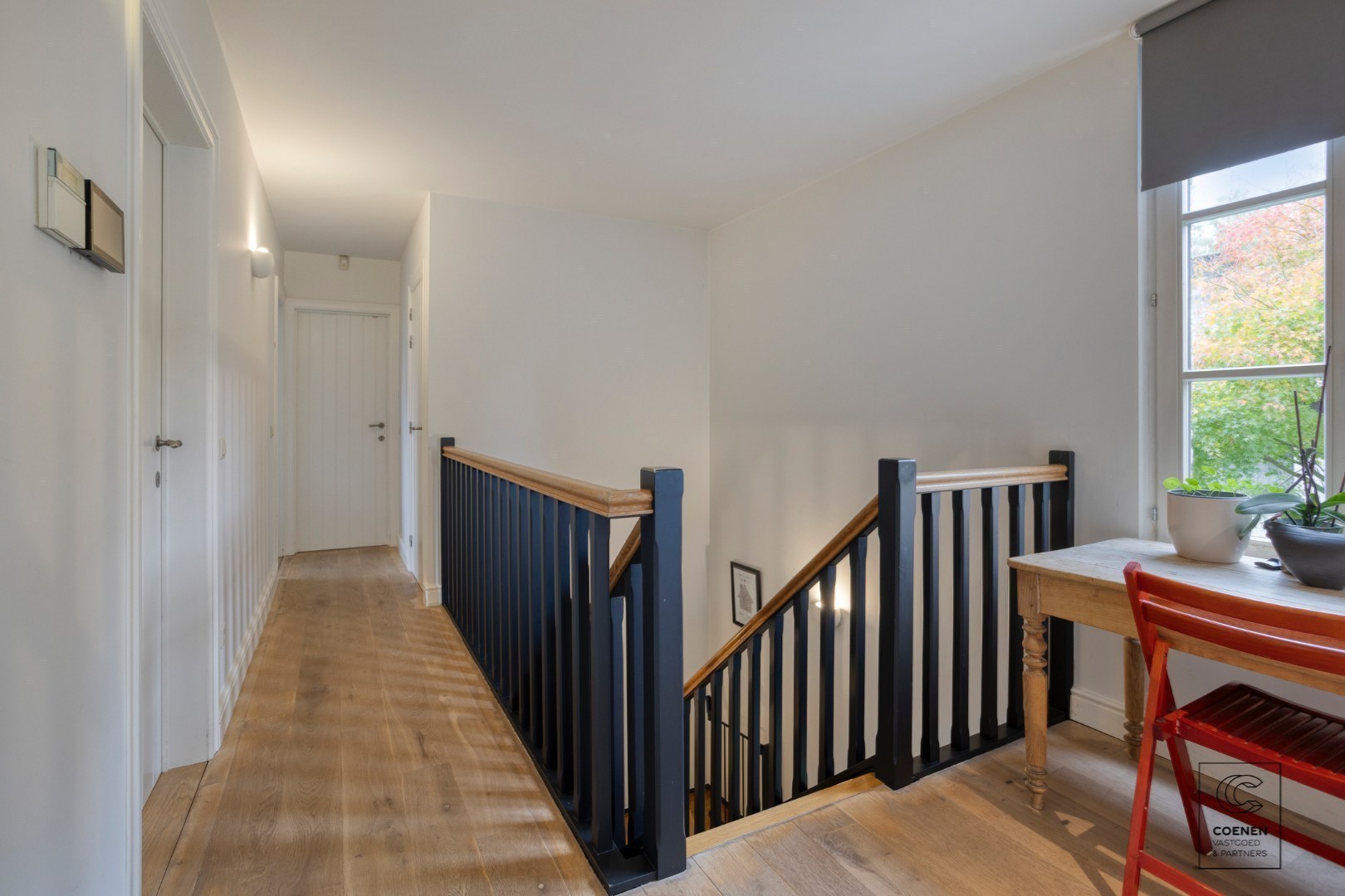 Prachtige woning met een bew. opp. van 302 m², 6 slpk, 3 bk en prachtige tuin met zwembad 