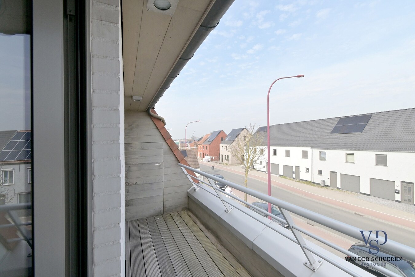 Lichtrijk appartement mét ondergrondse garage en berging. 