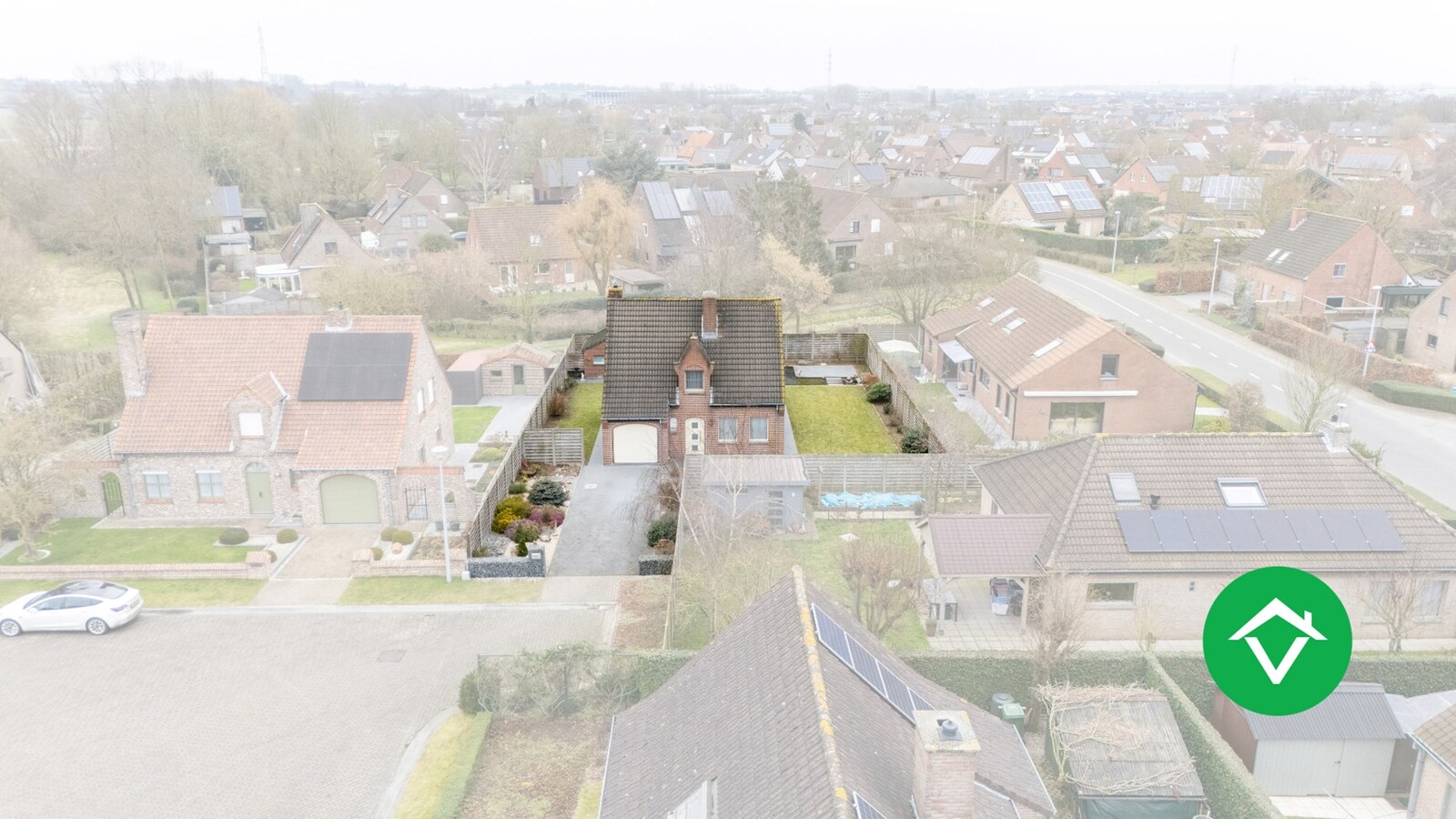 Ruime alleenstaande woning met 3 slaapkamers, tuin en garage te Roeselare 