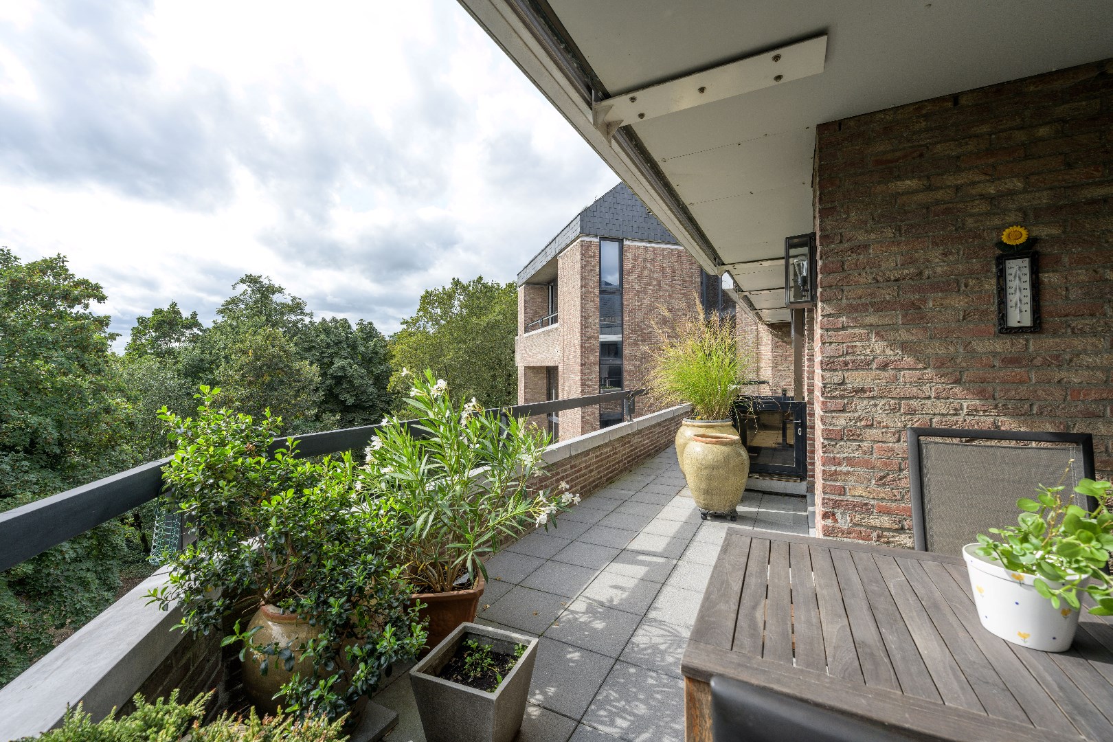 Terras met zicht op het eigen “stads”bos , wat ook behoort tot de residentie 