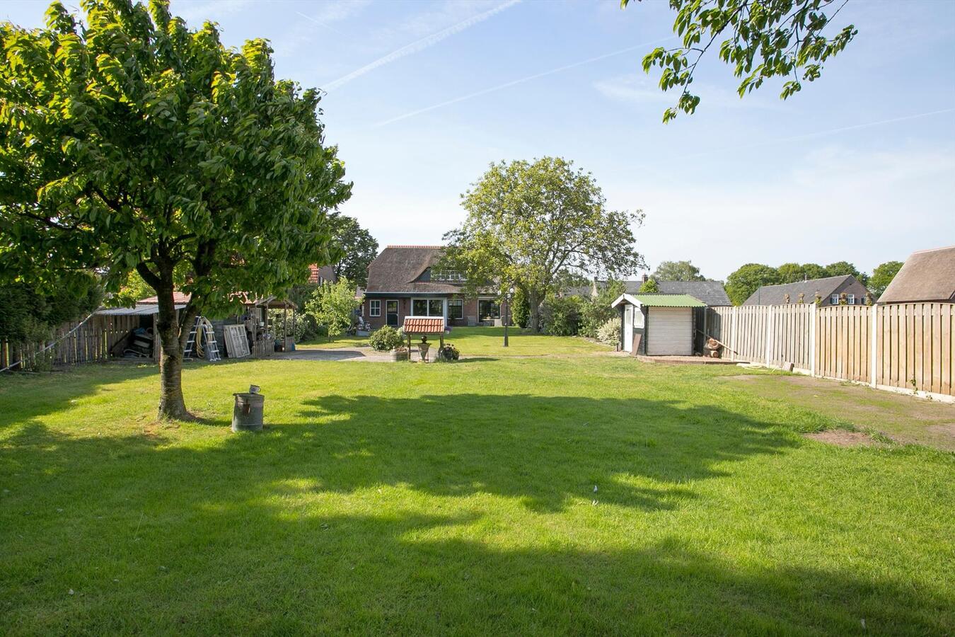 Gemoderniseerd vrijstaand landhuis met veel authentieke elementen en met riet afdekte kap, op een perceel van 1383 m2 grond aan de Heijerstraat 15 te Westerhoven. 