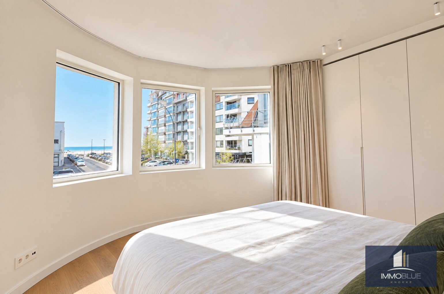Offre exceptionnelle : Villa entièrement rénovée avec vue frontale sur la mer. 