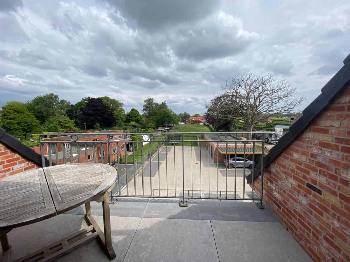 Ruim dakappartement met 2 slaapkamers en 2 terrassen in nieuwbouwresidentie. 