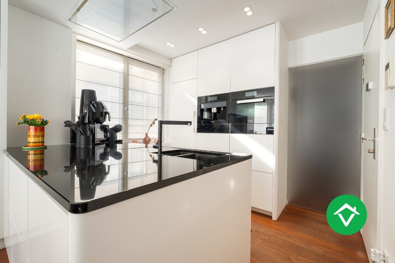 Instapklaar bemeubeld hoekappartement met 2 slaapkamers te koop in Oostende 