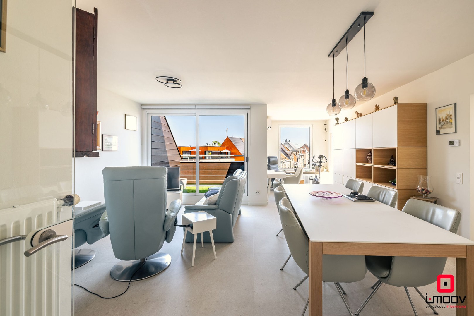 Ruim appartement met 2 slaapkamers, dubbele garage en twee terrassen te Aalst 