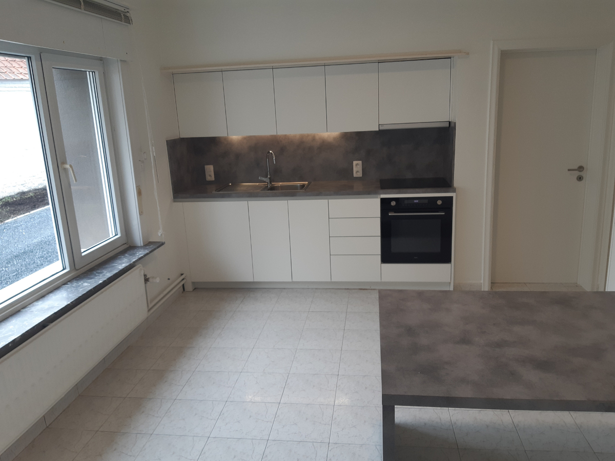 Gerenoveerde woning met weide en loods. 