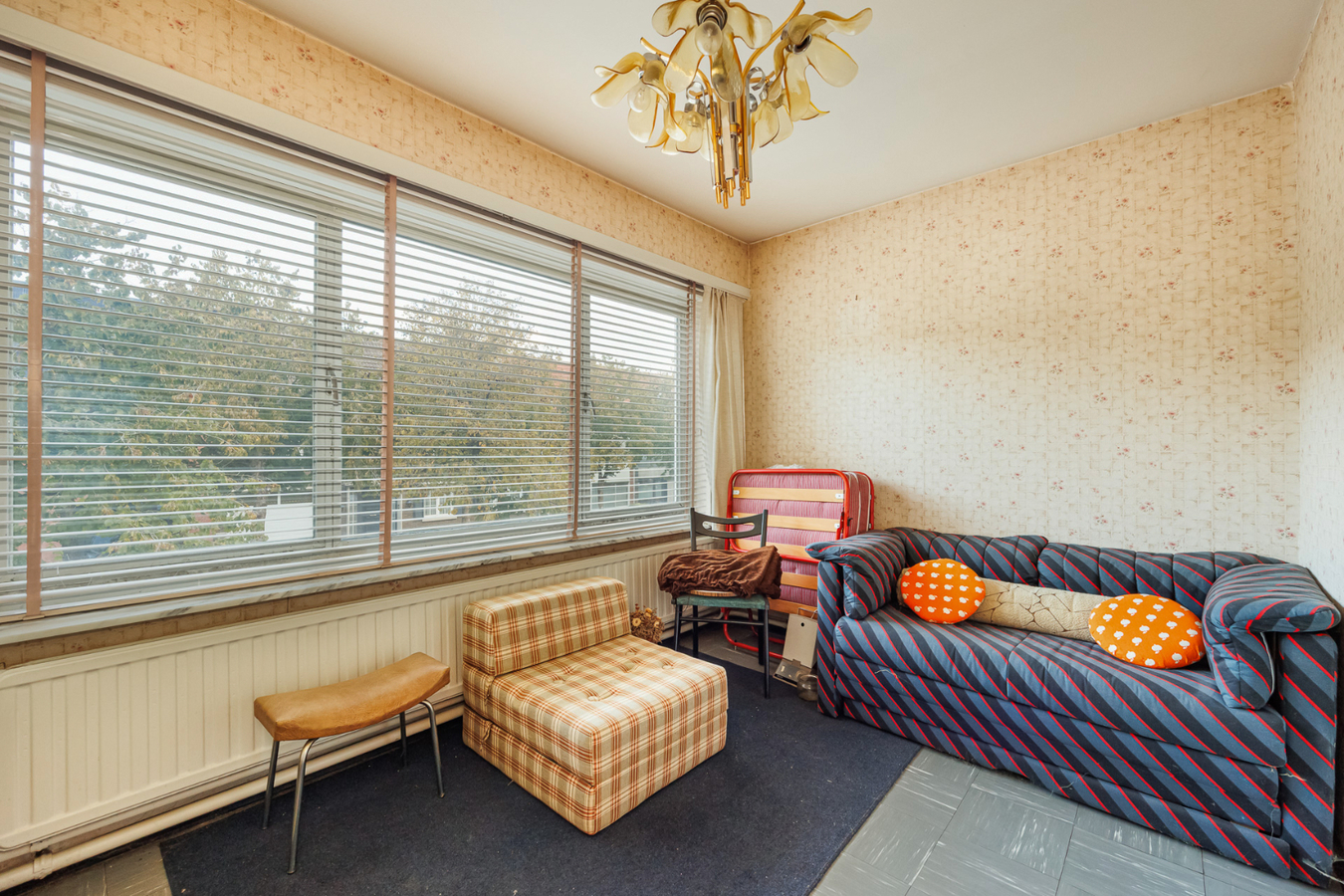 Te renoveren HOB met 3 slpk en 3 garages te Herentals! 