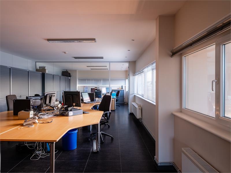 Bedrijfsgebouw met burelen en opslagruimte. 