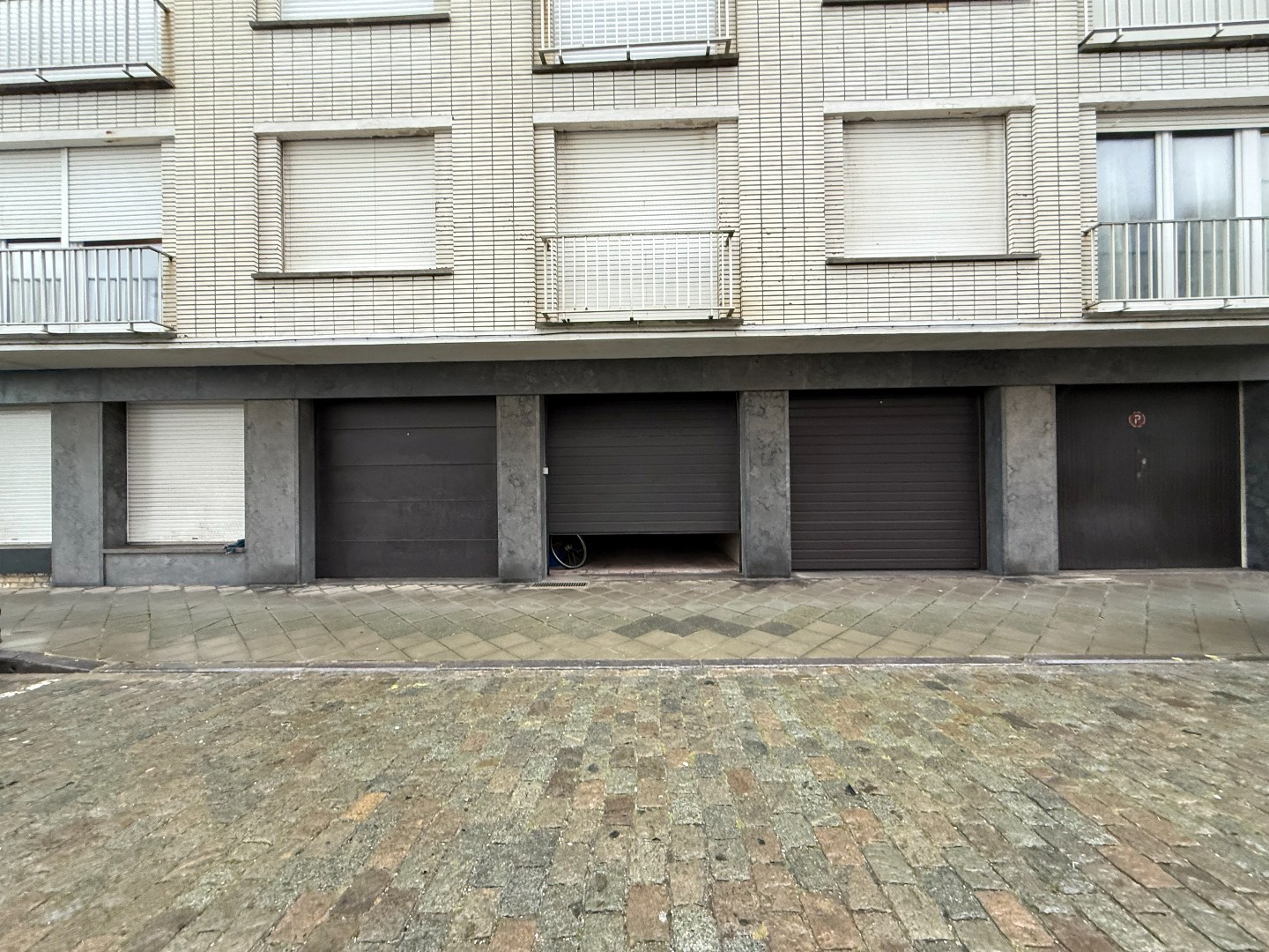 GARAGEBOX MET VOORLIGGENDE PARKEERPLAATS 