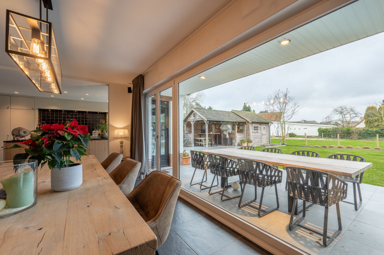 Prachtig gerenoveerde alleenstaande villa geniet van een uitstekende centrale ligging, op slechts enkele minuten van het centrum van Knokke. 