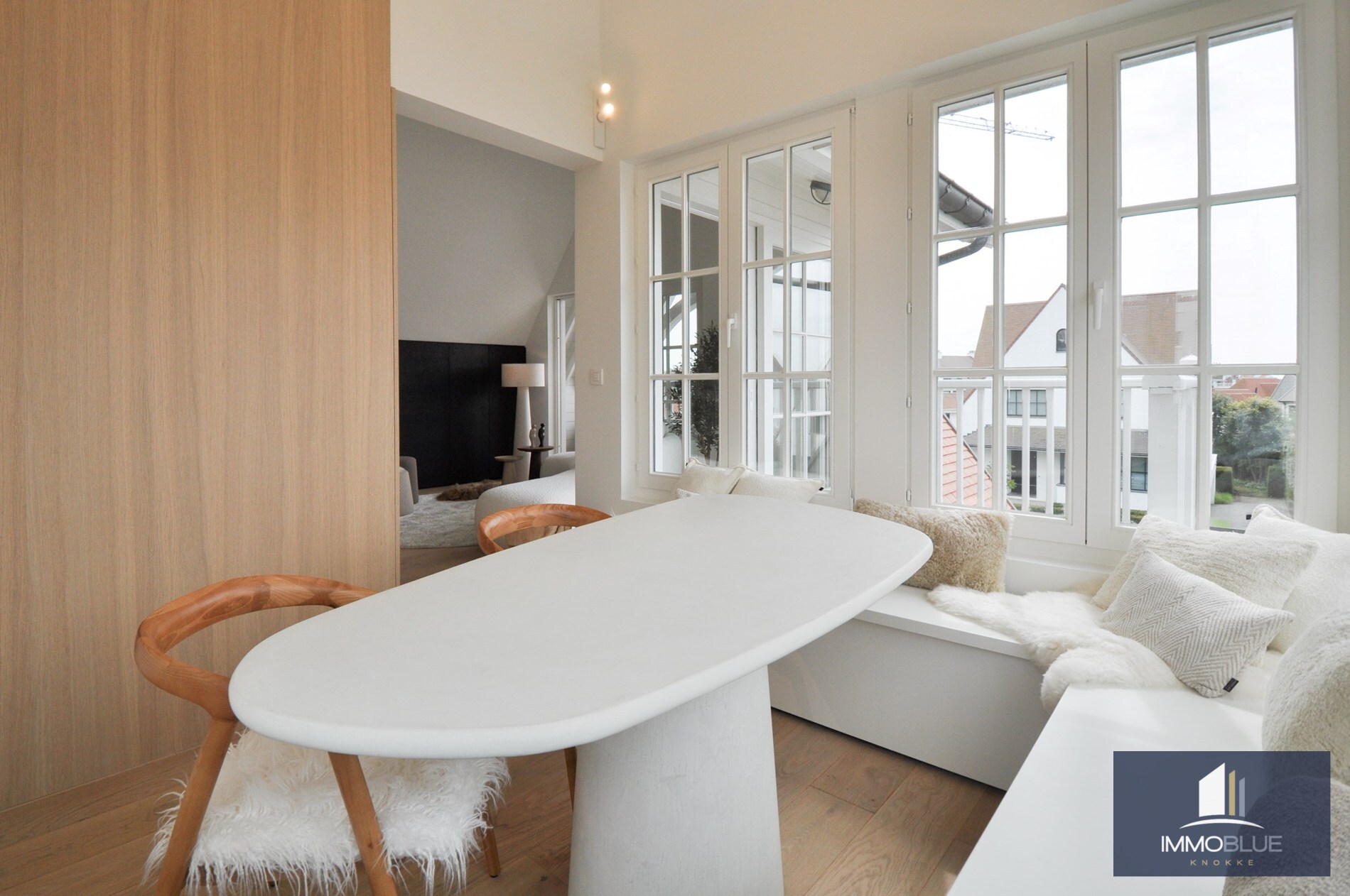 Appartement entièrement rénové avec de grandes terrasses ensoleillées. 