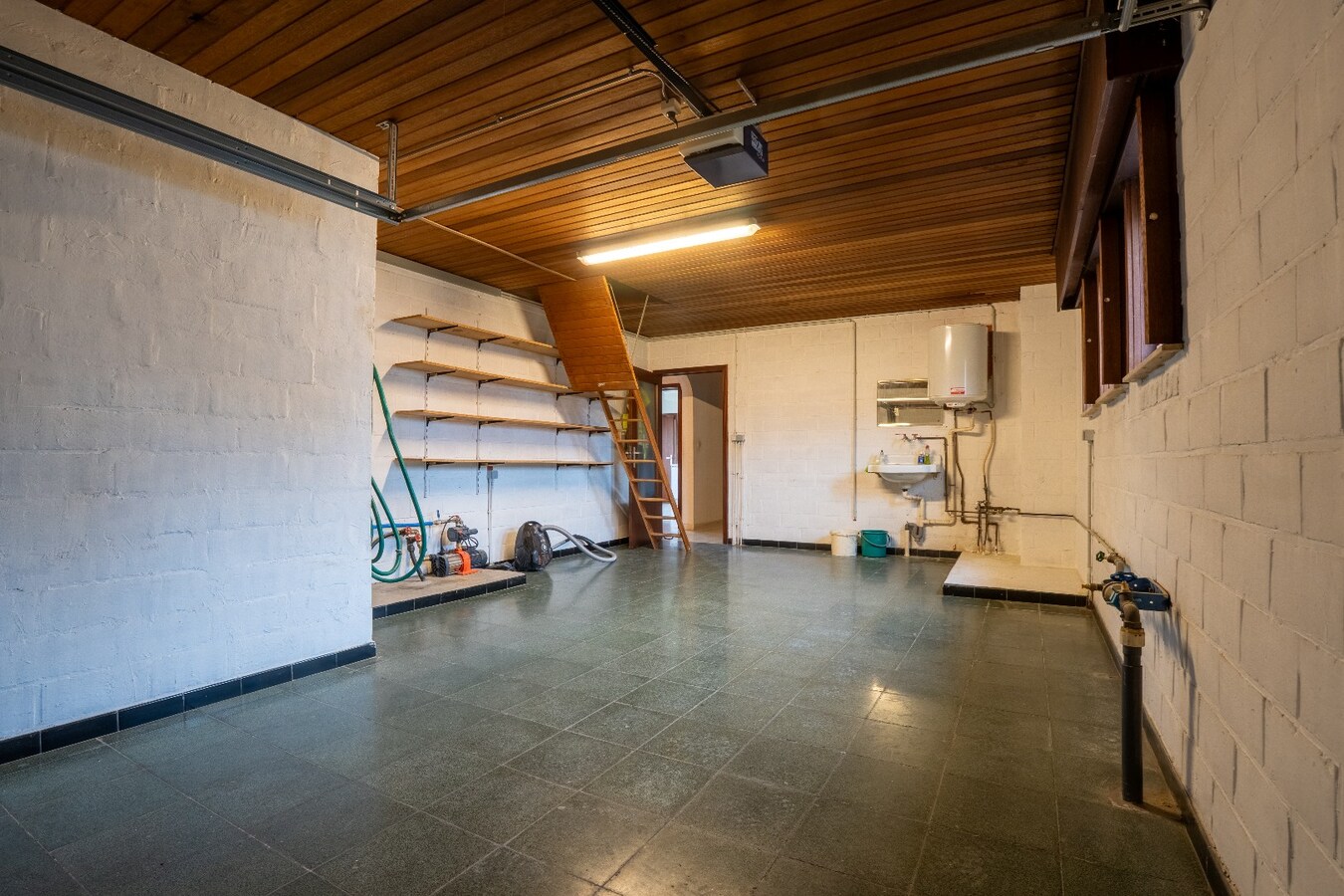 Uiterst ruime benedenwoning op groot perceel van 1666m² 