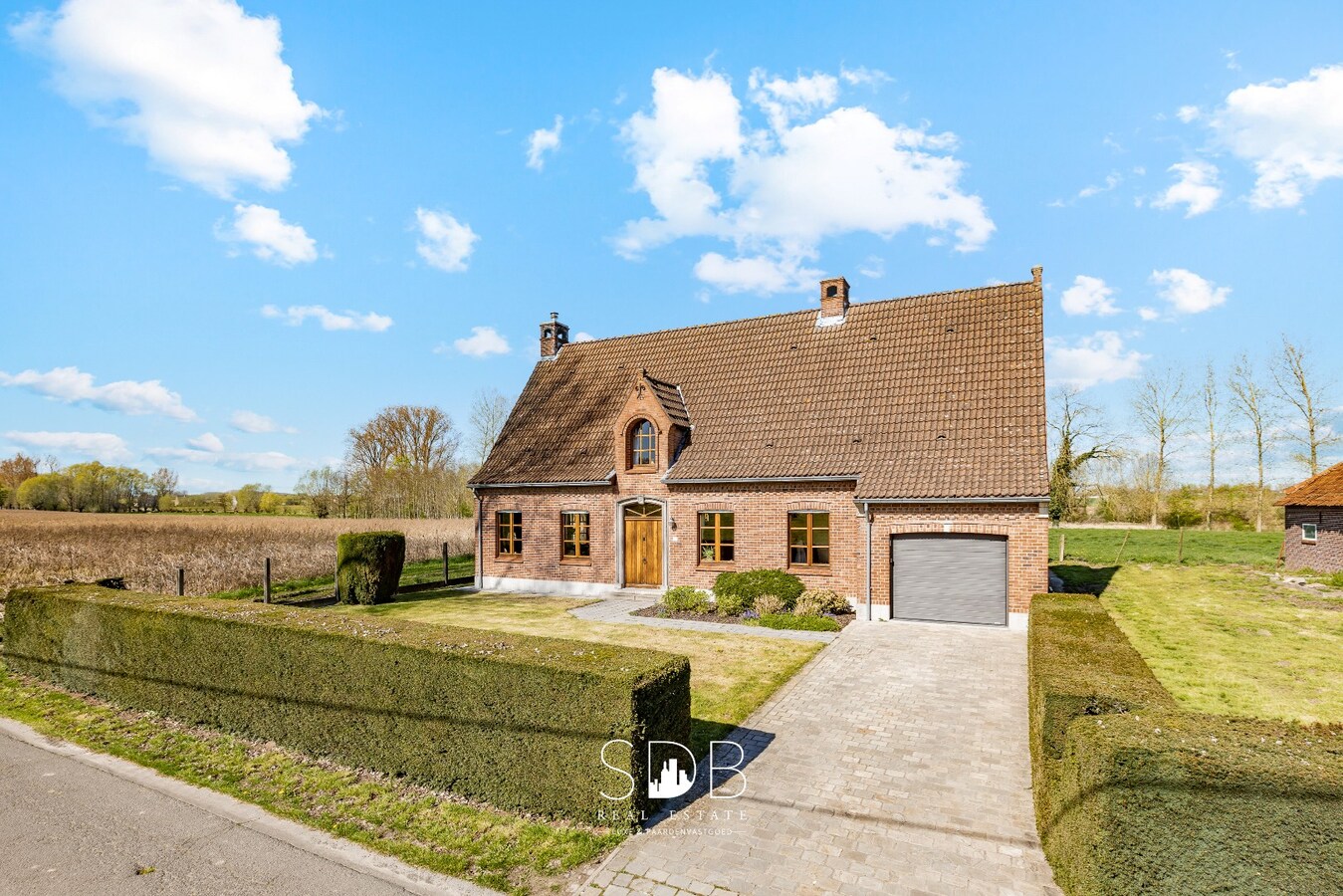Boerderij met aanpalende graslanden op 12.970m² + mogelijkheid tot bijkopen graslanden +/-20ha 