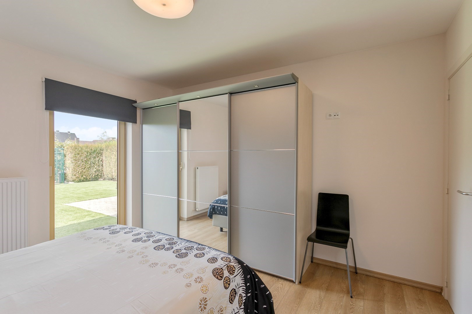 Modern, gelijkvloers appartement met 2 slpk, ondergrondse parking en tuin. 