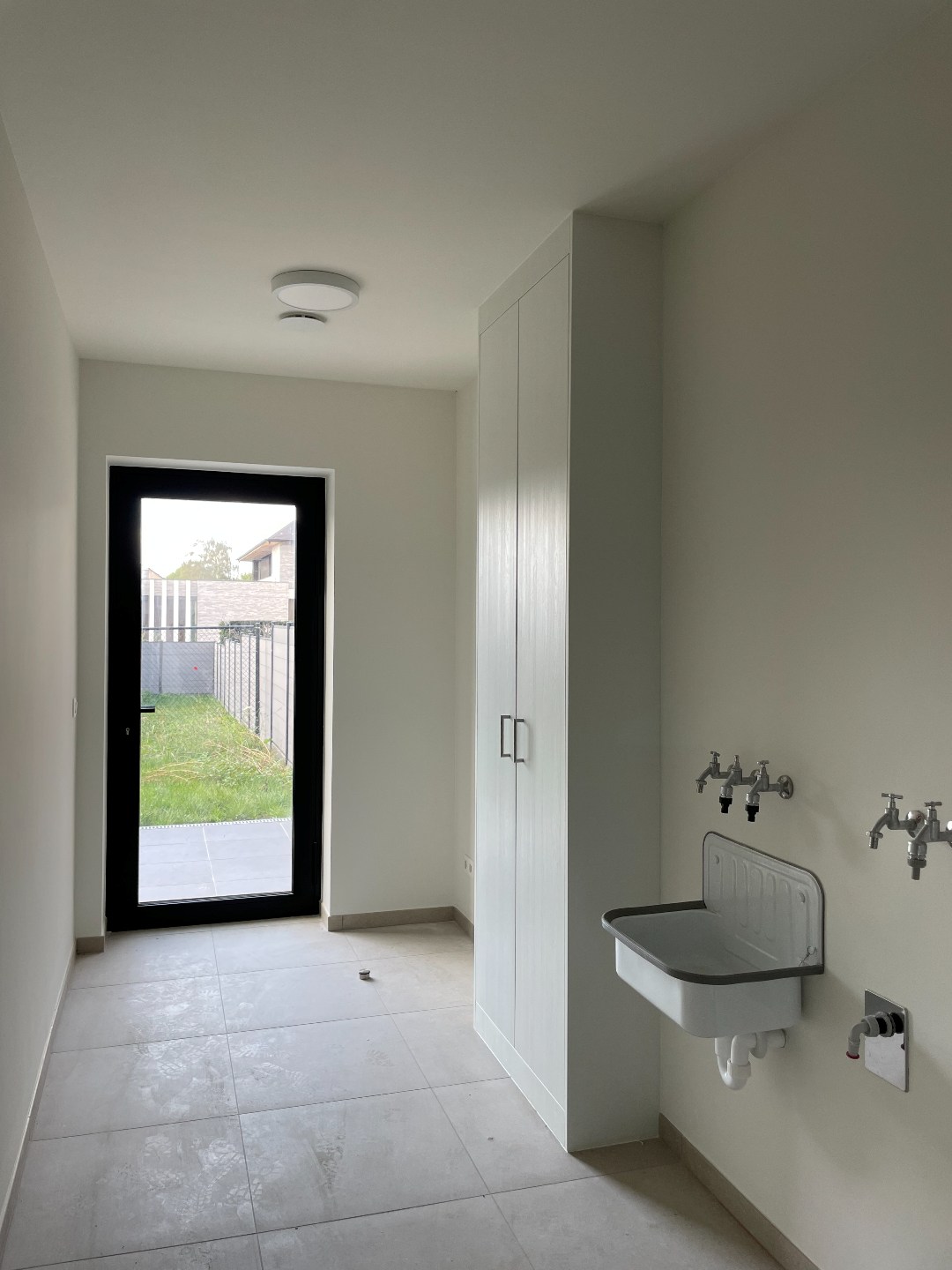 Zeer ruime moderne halfopen nieuwbouwwoning met tuin/terras en garage 