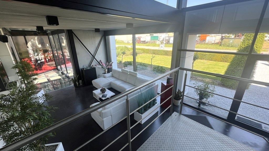 Bedrijfspand met appartement te koop nabij N47 in Lebbeke