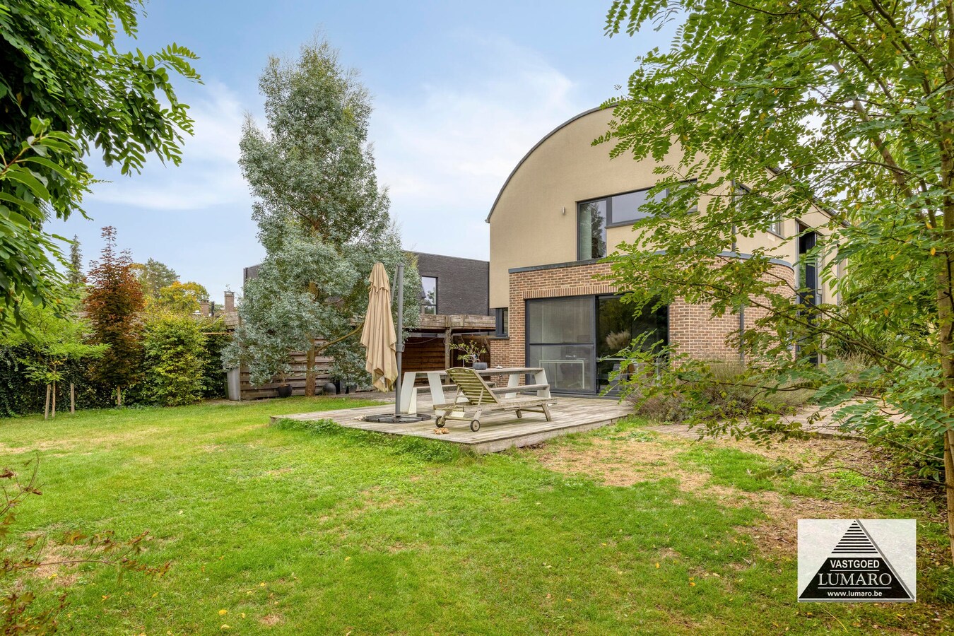 Villa onder moderne architectuur, residentiële bosomgeving. 3 slaapkamers, hobbyruimten 