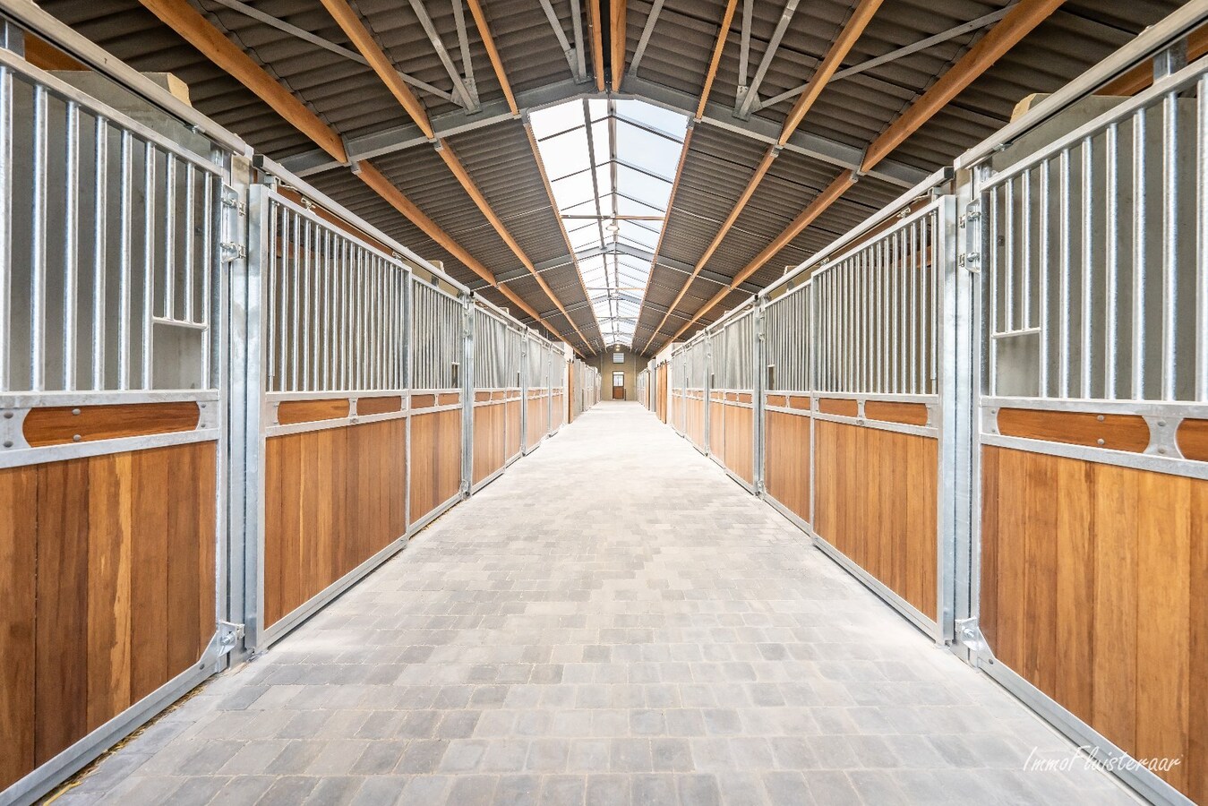 Prachtige villa met hippische accommodatie en binnenpiste op ca. 2ha te Paal 