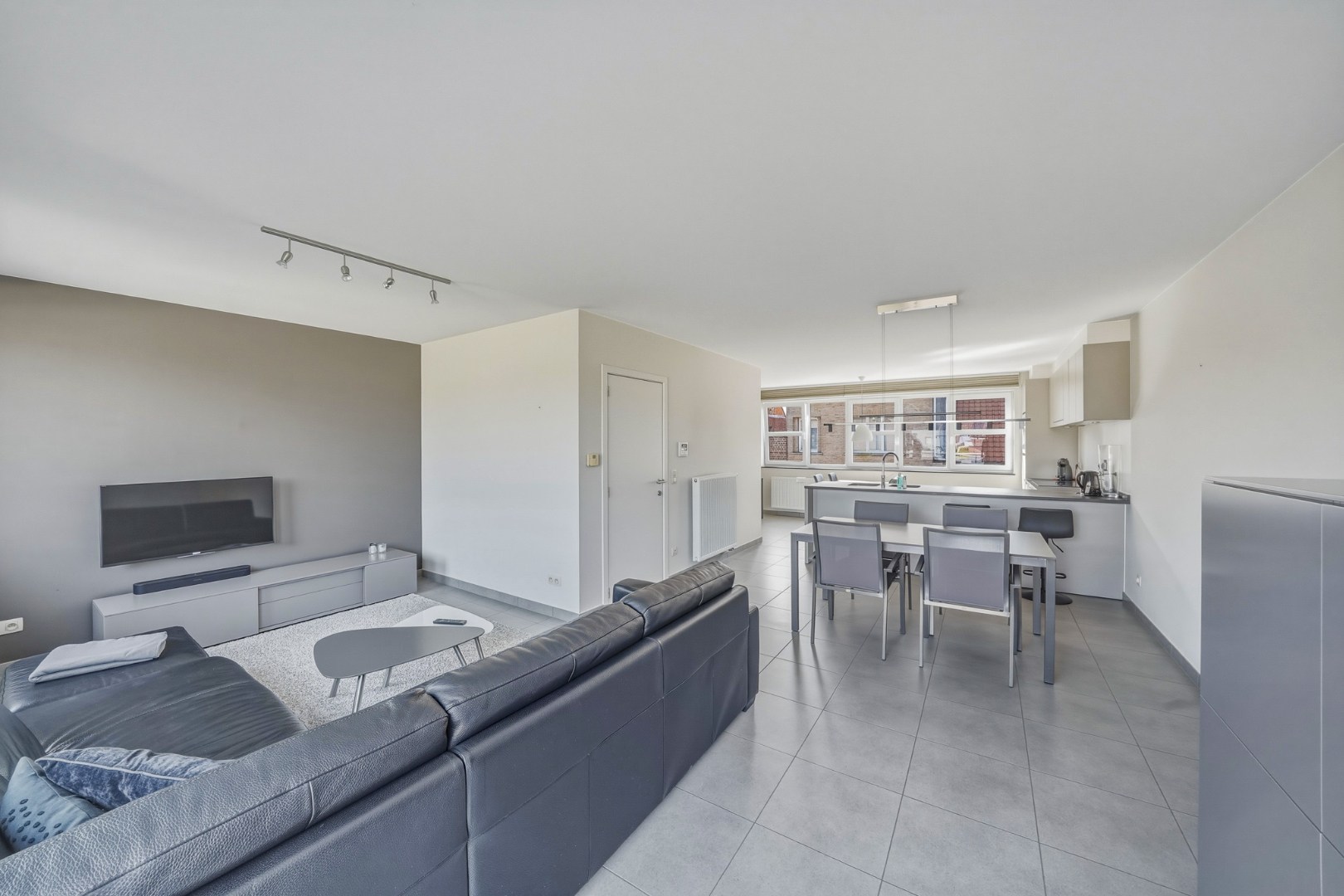 Instapklare recente woning met zeer ruime garage en tuin in Oudenburg 