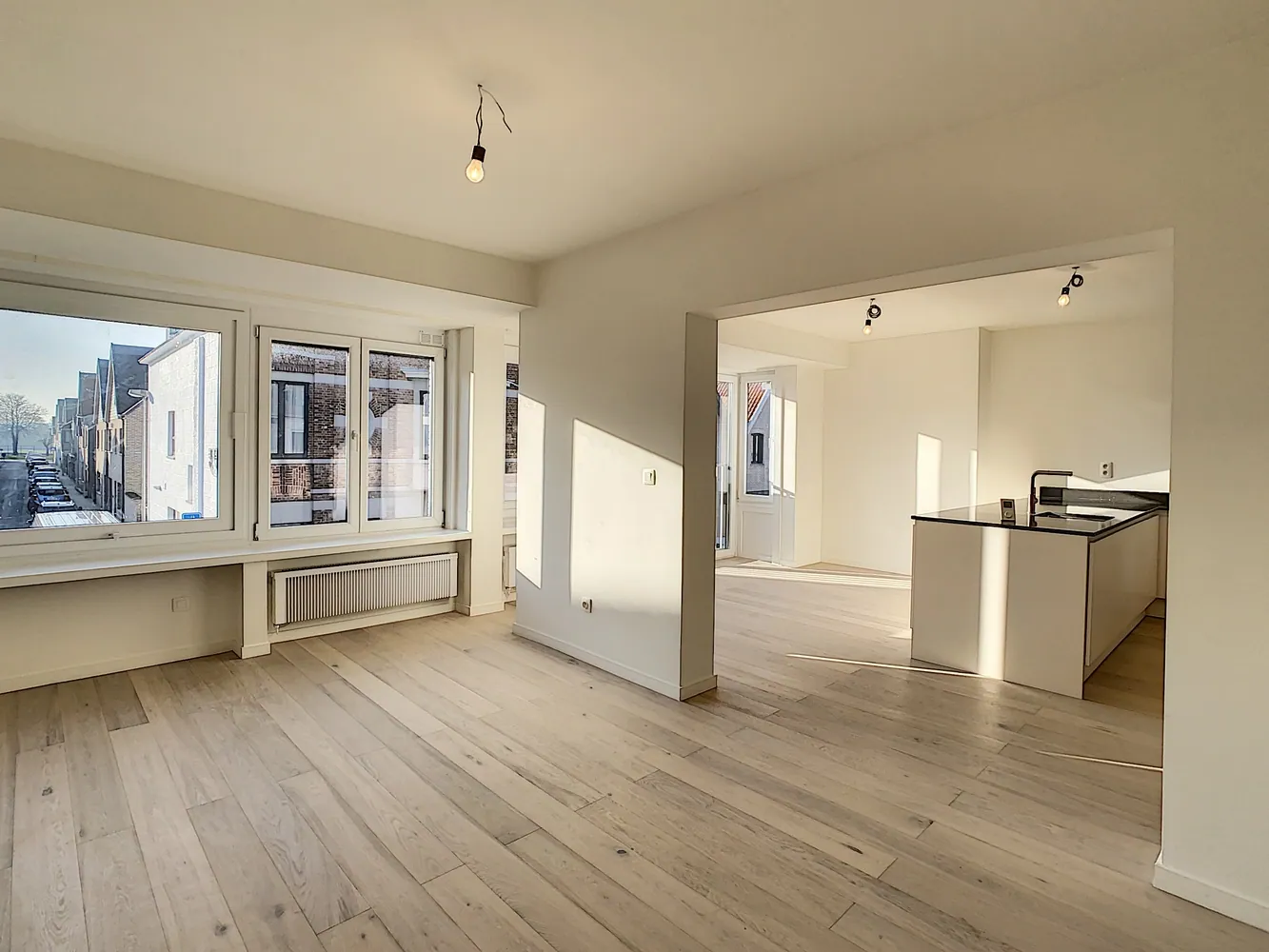 Appartement rénové avec terrasse près du place commune.