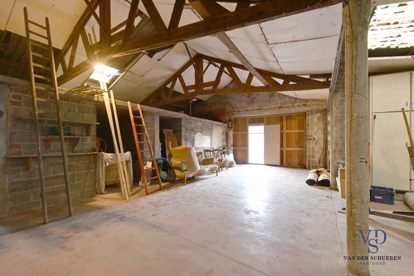 Bungalowwoning met afzonderlijke loods 