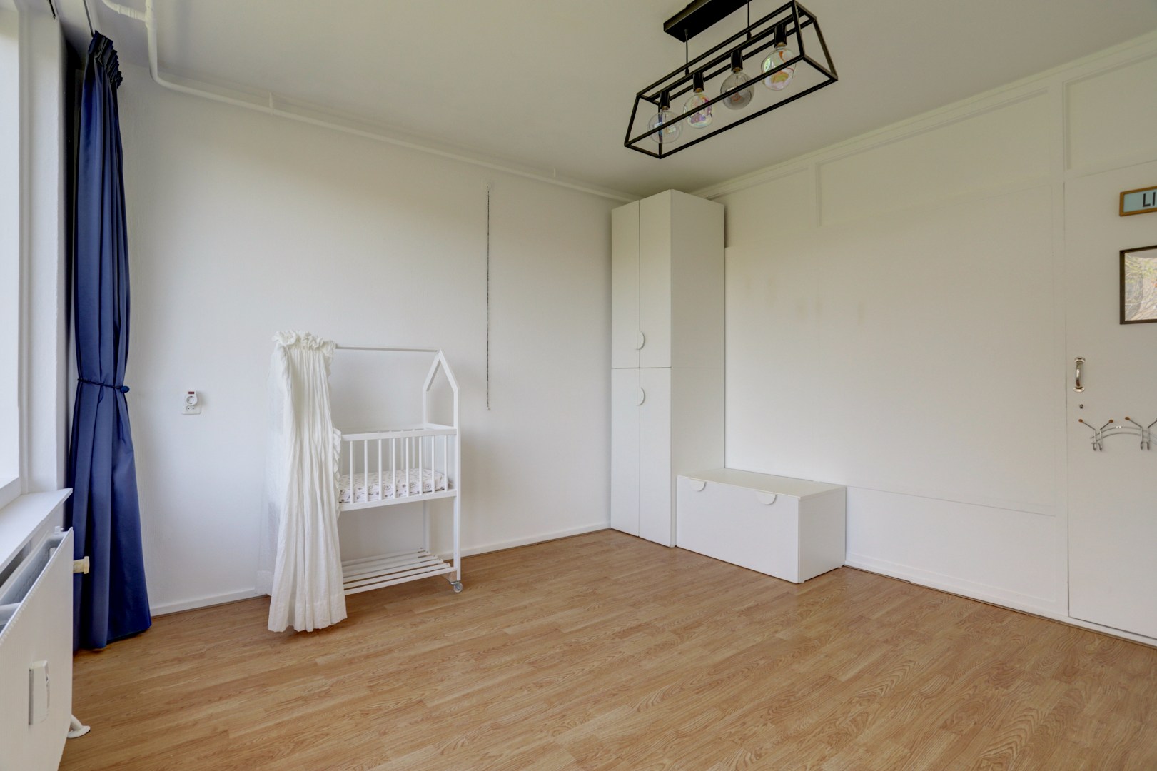 Instapklaar 3- (voorheen 4) kamer appartement op de 2e etage met moderne keuken met kookeiland, 2 balkons, 2 riante slaapkamers, moderne badkamer en gelegen op eigen grond! 