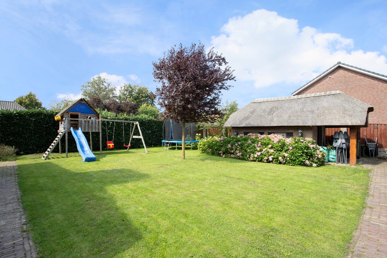 Riante vrijstaande villa met rieten dak gelegen op een perceel van 1.240 m2. 